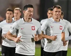 九游游戏中心-波兰中场